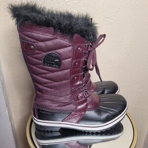 Sorel winter Boots snow weather proof Burgundy snow boots faux fur women's 6